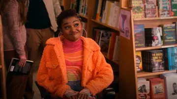 Abrigo Shinestar Sherpa Naranja usado por Jocelyn (Lauren Spencer) como se ve en La vida sexual de las universitarias (T03E02)