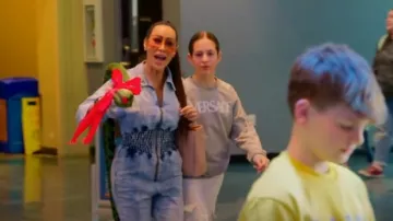 Gafas de sol con montura de escudo con logotipo de Gucci en rosa claro usadas por Angie Katsanevas como se ve en The Real Housewives of Salt Lake City (T05E11)