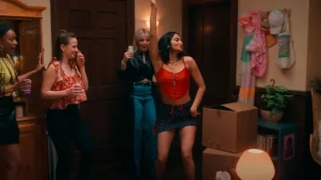 Pour Love & Lemons Lillian Corset Top porté par Bela Malhotra (Amrit Kaur) comme on le voit dans The Sex Lives of College Girls (S03E02)