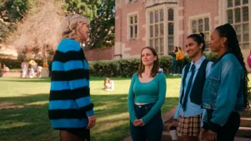 Cárdigan de algodón a rayas de Alexander McQueen de Leighton Murray (Reneé Rapp) como se ve en La vida sexual de las universitarias (T03E02)