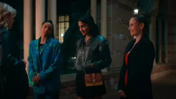 Paige Kimi: Bomber de Bela Malhotra (Amrit Kaur) como se ve en La vida sexual de las universitarias (T03E02)