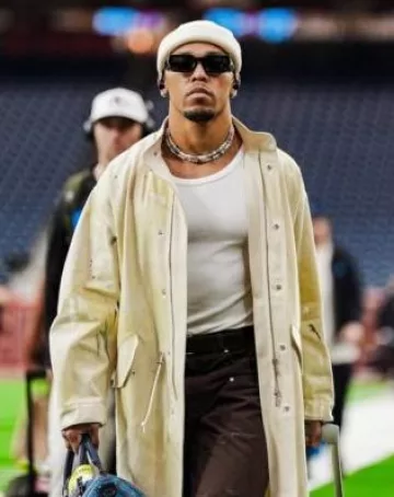 Parka Helmut Lang Cream Paint Splatter usada por Amon-Ra St. Brown en la cuenta de Instagram @detroitlionsnfl