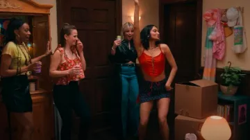 Alice + Olivia Trish Vegan Leather Baggy Jean en Brooklyn Blue usado por Leighton Murray (Reneé Rapp) como se ve en The Sex Lives of College Girls (T03E02)