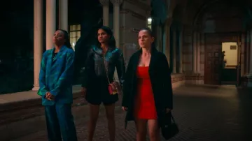 Sandro Strass Short taille haute porté par Bela Malhotra (Amrit Kaur) comme on le voit dans La vie sexuelle des étudiantes (S03E02)