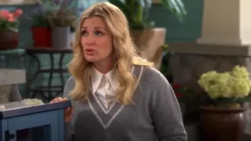 Sandro Cleo Pull à col en V porté par Gemma Johnson (Beth Behrs) comme on le voit dans The Neighborhood (S07E06)