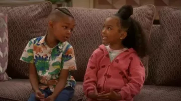 Camisa de algodón de manga corta de H&M en dinosaurios blancos usada por Trey (Caleb R. Johnson) como se ve en la casa de Poppa (S01E06)