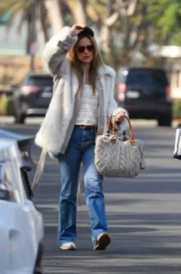 Bolso de punto Gerard Darel 24 Gd Marilyn usado por Olivia Wilde en el evento navideño Baby2Baby el 3 de diciembre de 2024