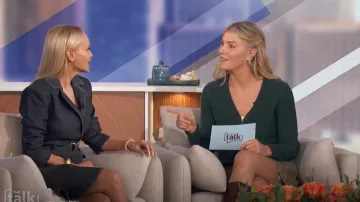 Cinq a Sept Jenessa Vestido blazer de mezclilla con cinturón usado por Kristin Chenoweth como se vio en The Talk el 26 de noviembre de 2024