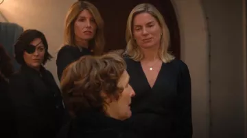 Vestido Esta de Allsaints usado por Ursula Flynn (Eva Birthistle) como se ve en Bad Sisters (T02E03)