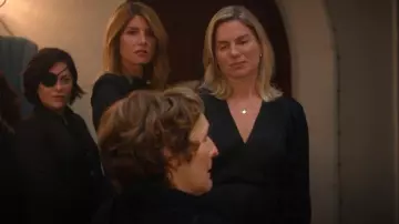 Vestido Esta de Allsaints usado por Ursula Flynn (Eva Birthistle) como se ve en Bad Sisters (T02E03)