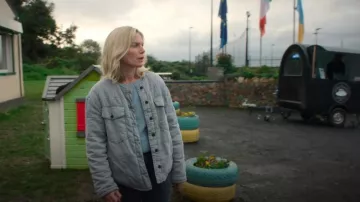 Chaqueta de mezclilla acolchada con bolsillos de parche Allsaints Clark usada por Ursula Flynn (Eva Birthistle) como se ve en Bad Sisters (T02E03)