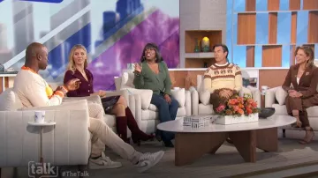 Jupe crayon en cuir végétalien Veronica Beard Holmes portée par Amanda Kloots comme on le voit dans The Talk le 27 novembre 2024
