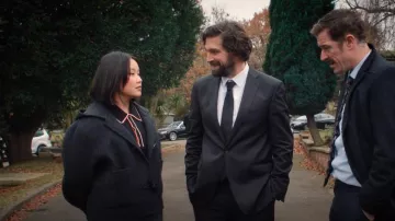 Galería de Arte Polo de punto Isley usado por Una Houlihan (Thaddea Graham) como se ve en Bad Sisters (T02E03)