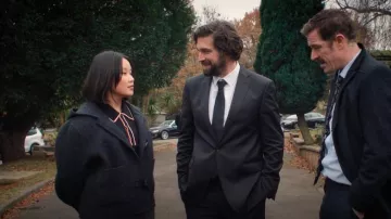 Chaqueta con capucha gris Toteme usada por Una Houlihan (Thaddea Graham) como se ve en Bad Sisters (T02E03)