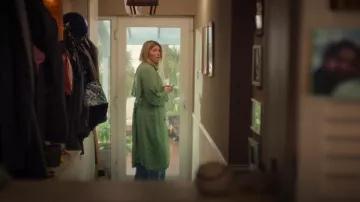 Teoría Gabardina de crepé con cinturón cruzado usada por Eva Garvey (Sharon Horgan) como se ve en Bad Sisters (T02E03)