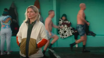 Folk x Speedo Signal Fleece usado por Ursula Flynn (Eva Birthistle) como se ve en Bad Sisters (T02E03)