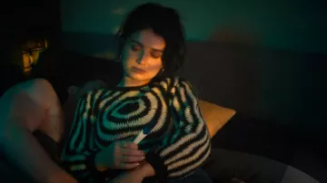 Top de ganchillo de Tach Clothing Antar usado por Becka Garvey (Eve Hewson) como se ve en Bad Sisters (T02E04)