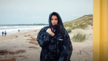 Coucon Changing Robe Adult Long Sleeve Shadow Camo usado por Becka Garvey (Eve Hewson) como se ve en Bad Sisters (S02E04)