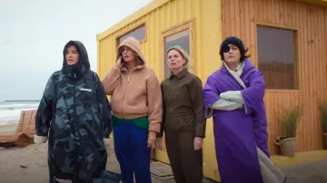 Lorna Jane Chaqueta de forro polar Cosy Sherpa usada por Eva Garvey (Sharon Horgan) como se ve en Bad Sisters (T02E04)