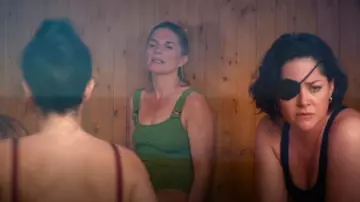 Traje de baño de una pieza Hunza G Domino Metallic Moss usado por Ursula Flynn (Eva Birthistle) como se ve en Bad Sisters (T02E04)