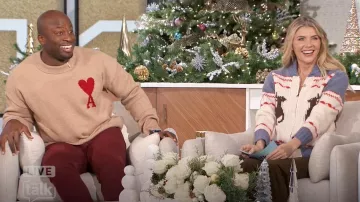The Great The Shawl Collar Full Zip Sweater usado por Amanda Kloots como se vio en The Talk el 3 de diciembre de 2024