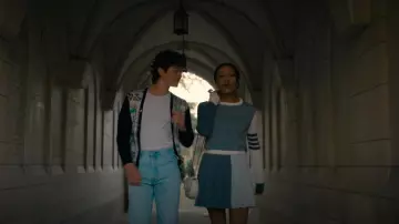 Thom Browne Fun-Mix Jupe plissée en coton texturé portée par Annie Grover (Savannah Lee Smith) comme on le voit dans Cruel Intentions (S01E01)