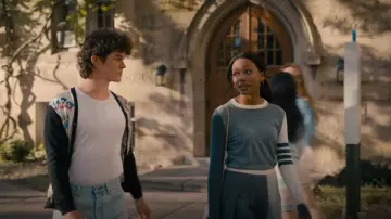 Thom Browne Fun-Mix Fine Merino 4-Bar Relaxed Crew Neck Pull porté par Annie Grover (Savannah Lee Smith) comme on le voit dans Cruel Intentions (S01E01)