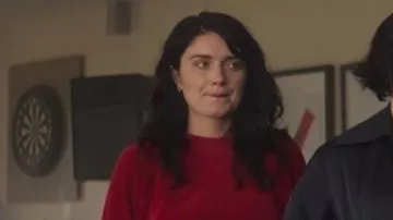 Atuendos de Bad Sisters: Eve Hewson usa un suéter rojo para interpretar a Becka Garvey en la temporada 2, episodio 5