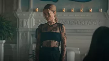 Body en dentelle La Perla porté par Caroline Merteuil (Sarah Catherine Hook) comme on le voit dans Cruel Intentions (S01E03)