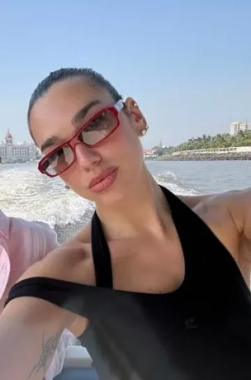 Gafas de sol Lexxola Cindy en rubí y gris usadas por Dua Lipa en su Instagram el 1 de diciembre de 2024