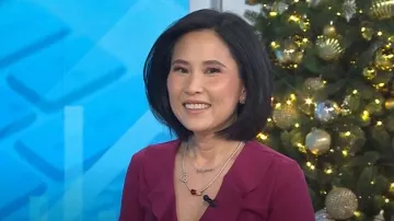 Breloque cœur rouge métallisé Pandora portée par Vicky Nguyen, comme on le voit dans Today le 2 décembre 2024