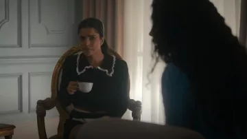 Top de punto acanalado con ribete de volantes de H&M usado por Cece Carroway (Sara Silva) como se ve en Cruel Intentions (T01E06)