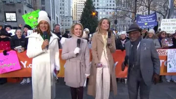 Abrigo cruzado de lana de Calvin Klein usado por Dylan Dreyer visto en Today el 2 de diciembre de 2024