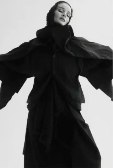 Issey Miyake Drape Jersey-48 porté par Rosie Huntington-Whiteley chez Vogue Tchécoslovaquie en décembre 2024