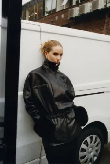 Minivestido fruncido de cuello alto de Magda Butrym en negro usado por Rosie Huntington-Whiteley en Vogue Checoslovaquia en diciembre de 2024