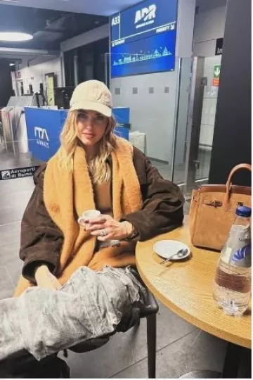 Hermès Birkin 30 Grizzly/Swift Chamois/Gold usado por Chiara Ferragni en su publicación de Instagram el 4 de diciembre de 2024