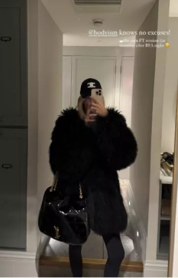 Casquette de baseball Céline Triomphe en coton portée par Leonie Hanne sur sa Story Instagram le 4 décembre 2024