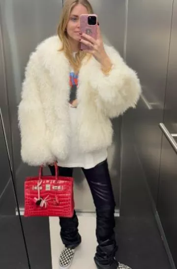 Hermès Birkin 30 en bolso de cocodrilo fucsia con herrajes de paladio usado por Chiara Ferragni en su historia de Instagram el 4 de diciembre de 2024