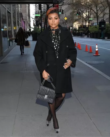 Kate Spade Deco Quilted Glitter Suede Mini Flap Chain Crossbody porté par Taraji P. Henson sur son post Instagram le 4 décembre 2024