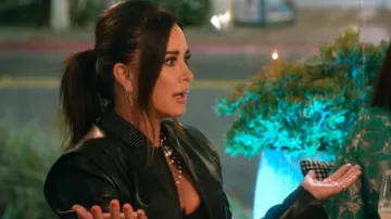 Chaqueta de cuero sintético Simkhai Doreen Luxe usada por Kyle Richards como se ve en The Real Housewives of Beverly Hills (T14E03)