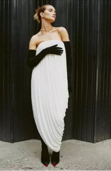 Guantes negros Schiaparelli usados por Rosie Huntington-Whiteley en Vogue Checoslovaquia el 2024