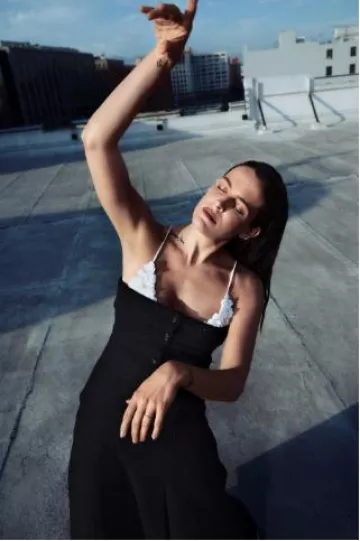 Falda jacquard de gofre de fibras mixtas de Chanel en negro usada por Riley Keough en Elle UK en diciembre de 2024