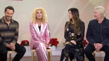 Blazer metálico Rabanne en rosa usado por Kimberly Schlapman como se ve en Today el 3 de diciembre de 2024