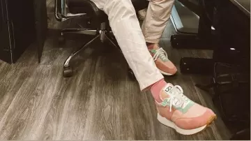 Samuel Arnold luce 77 zapatillas 013-CRV de la marca UZS en una foto de la cuenta de Instagram de @peforman