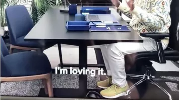 Les looks de la série Emily in Paris : Julien (Samuel Arnold) porte des sneakers UZS dans l'épisode 2, de la saison 4