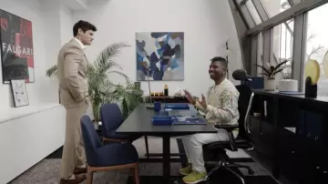 Emily in Paris looks: Julien (Samuel Arnold) usa zapatillas UZS en el episodio 2, temporada 4