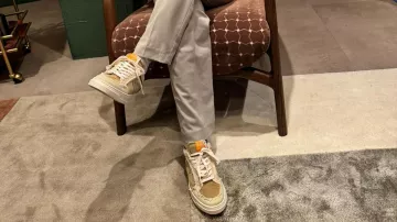 Samuel Arnold porte une paire de sneakers UZS modèle Sahara used 3.0 lors de la projection de la série Emily in Paris Saison 4 pour les fans à l’Egyptian Theatre Hollywood à Los Angeles