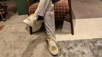 Samuel Arnold lleva un par de zapatillas UZS modelo Sahara used 3.0 durante la proyección de la serie Emily in Paris Temporada 4 para los fans en el Egyptian Theatre Hollywood de Los Ángeles