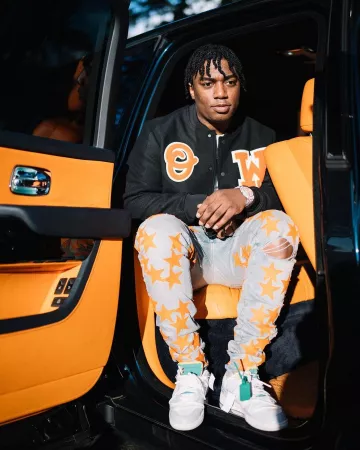 Amiri x Chemist Clay Indigo & Orange Star Jeans usados por Fredo Bang en la cuenta de Instagram @fredobang