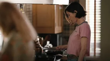 Camiseta Tecovas Vintage Ringer para mujer usada por Monica Dutton (Kelsey Chow) como se ve en Yellowstone (S05E12)